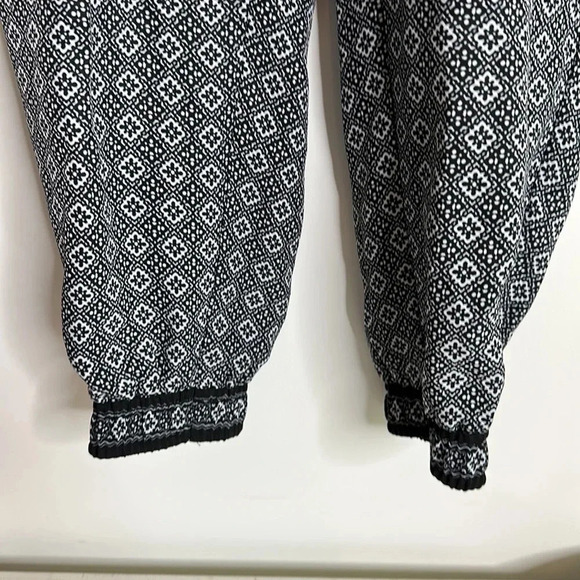NWT MAX STUDIO Medallion Print Crepe Pants Size XS | black and white - Picture 3 of 6